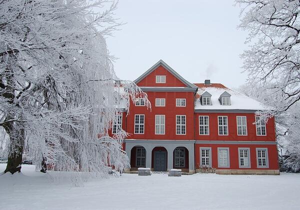 Bild vergr&ouml;&szlig;ern: Herrenhaus im Schnee