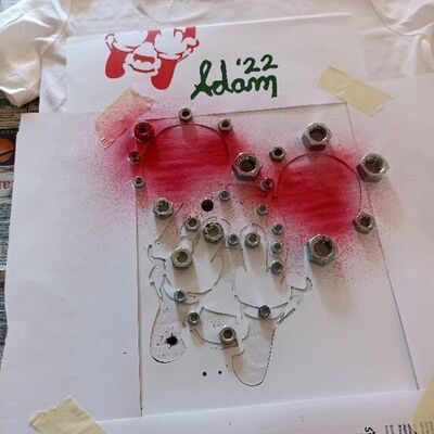 Workshop „Pimp your t-shirt“ – Upcycling von T-Shirts mit Schablonenkunst