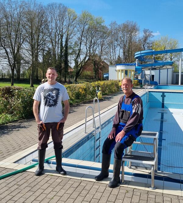 Bild vergrößern: Die Schwimmmeister Benno Richter und Andreas Birkner