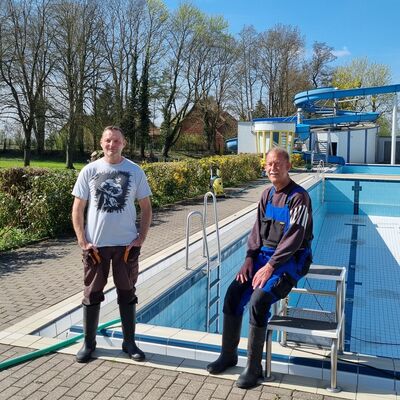 Die Schwimmmeister Benno Richter und Andreas Birkner
