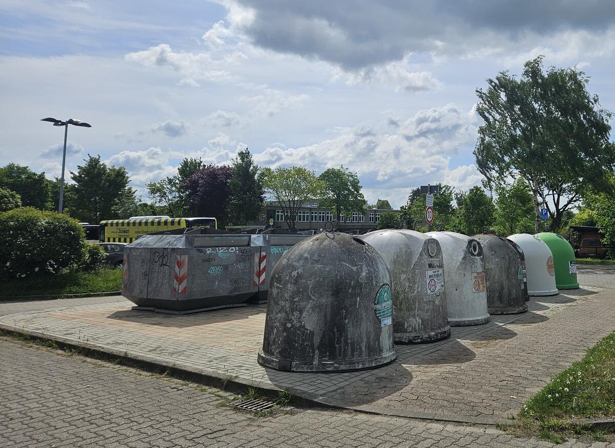 Altglas- und Altpapiercontainer in Sickte