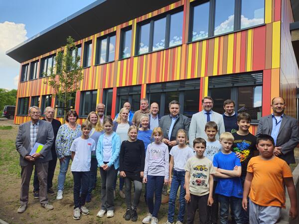Bild vergrößern: Einweihung des Erweiterungsbaus der Grundschule Dettum