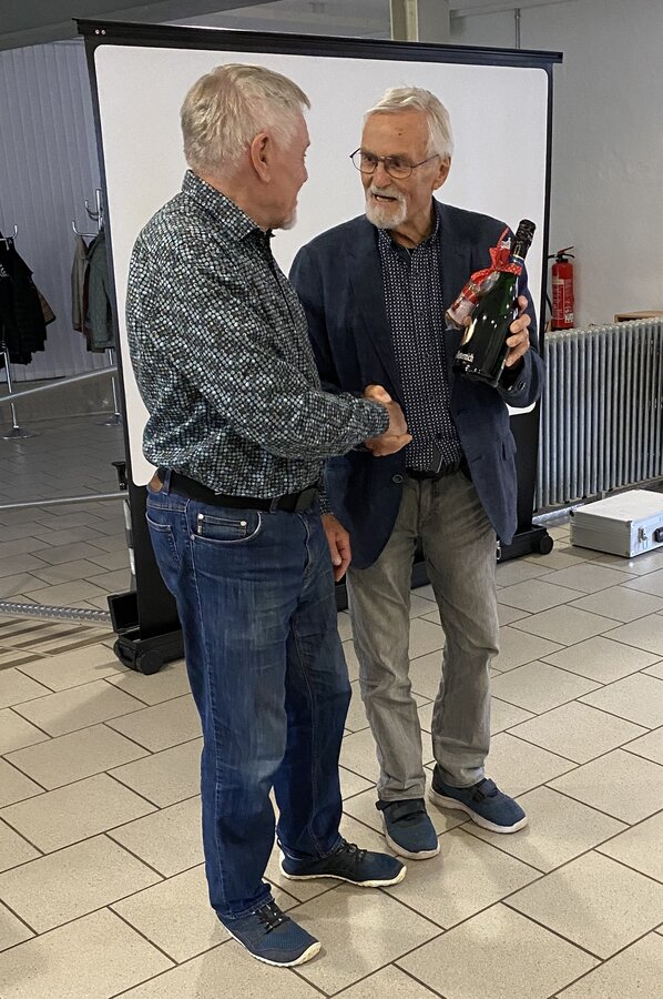 Bild vergrößern: Joachim Rust bedankt sich bei Norbert Decker für den spannenden Vortrag.