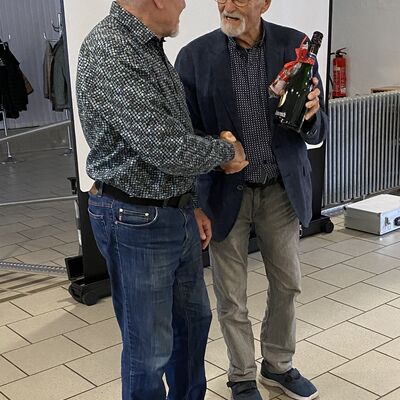 Joachim Rust bedankt sich bei Norbert Decker für den spannenden Vortrag. 