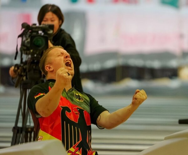 Bild vergr&ouml;&szlig;ern: Jubel nach dem Gold-Wurf! Der Sickter Matthew Forsyth wurde Deaflympics-Sieger im Bowling!