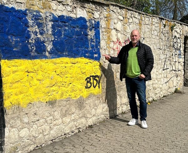 Bild vergr&ouml;&szlig;ern: Bürgermeister Ingo Geisler vor einer strafrechtlichen relevanten Sprüherei an der historischen Mauer des Herrenhausparks in Sickte