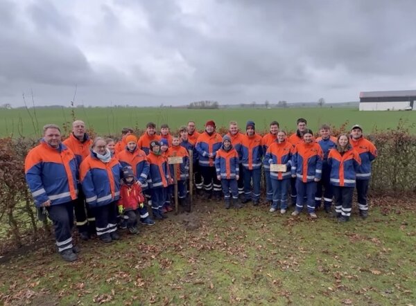 Bild vergr&ouml;&szlig;ern: Jugendfeuerwehren Baumpflanzaktion