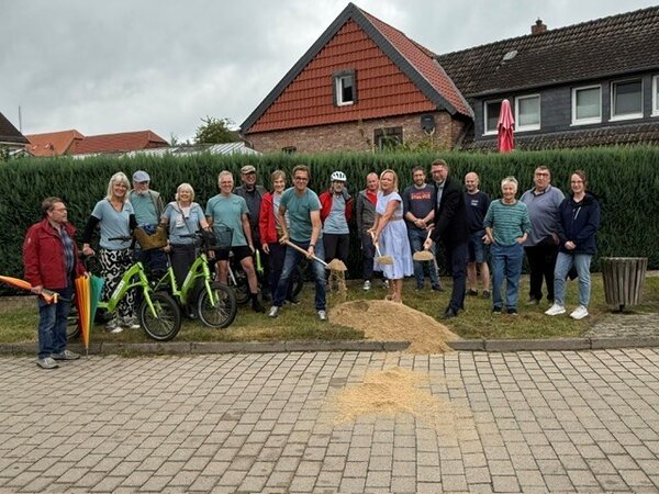 Bild vergr&ouml;&szlig;ern: Spatenstich für den Neubau einer Fahrradverleihstation