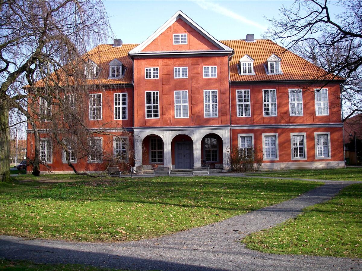 Herrenhaus im Frühling Südansicht